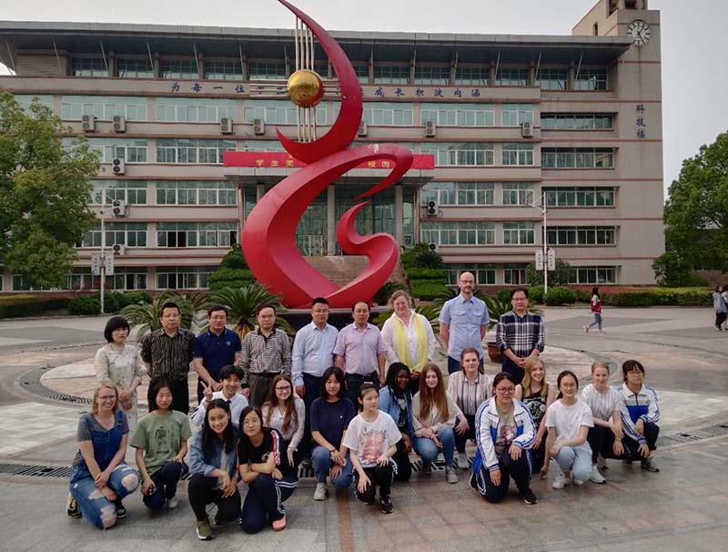 Schüler und Lehrer von Coppernicus Gymnasium in China