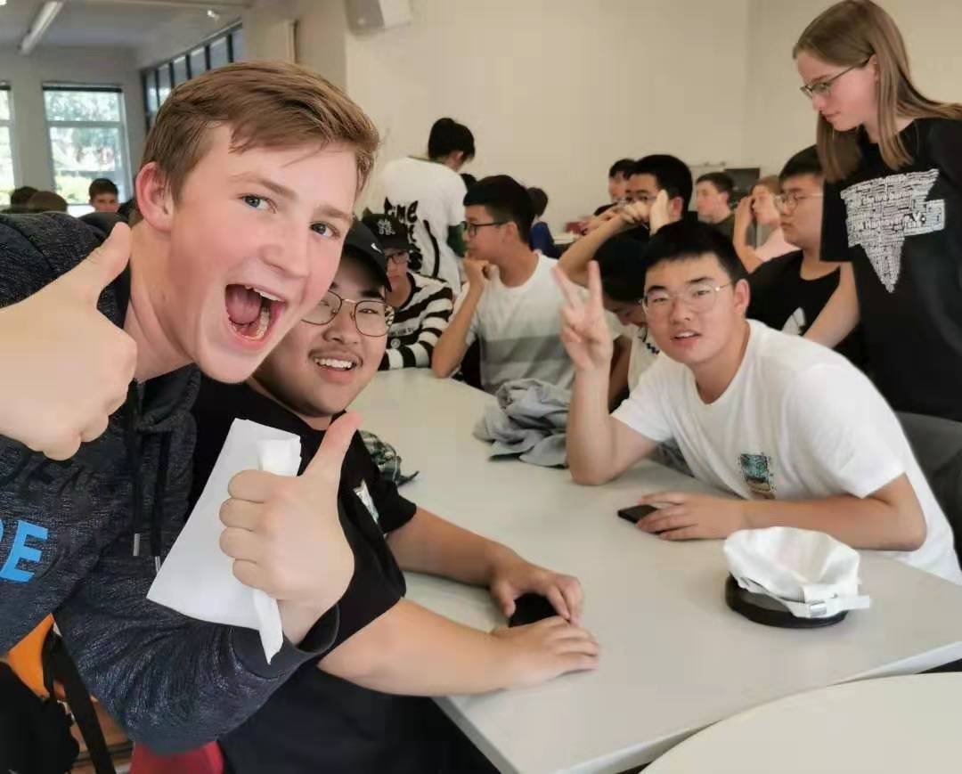 Gemeinsame Unterrichte von deutschen- und chinesischen Schüler im Johannes Althusius Gymnasium Emden